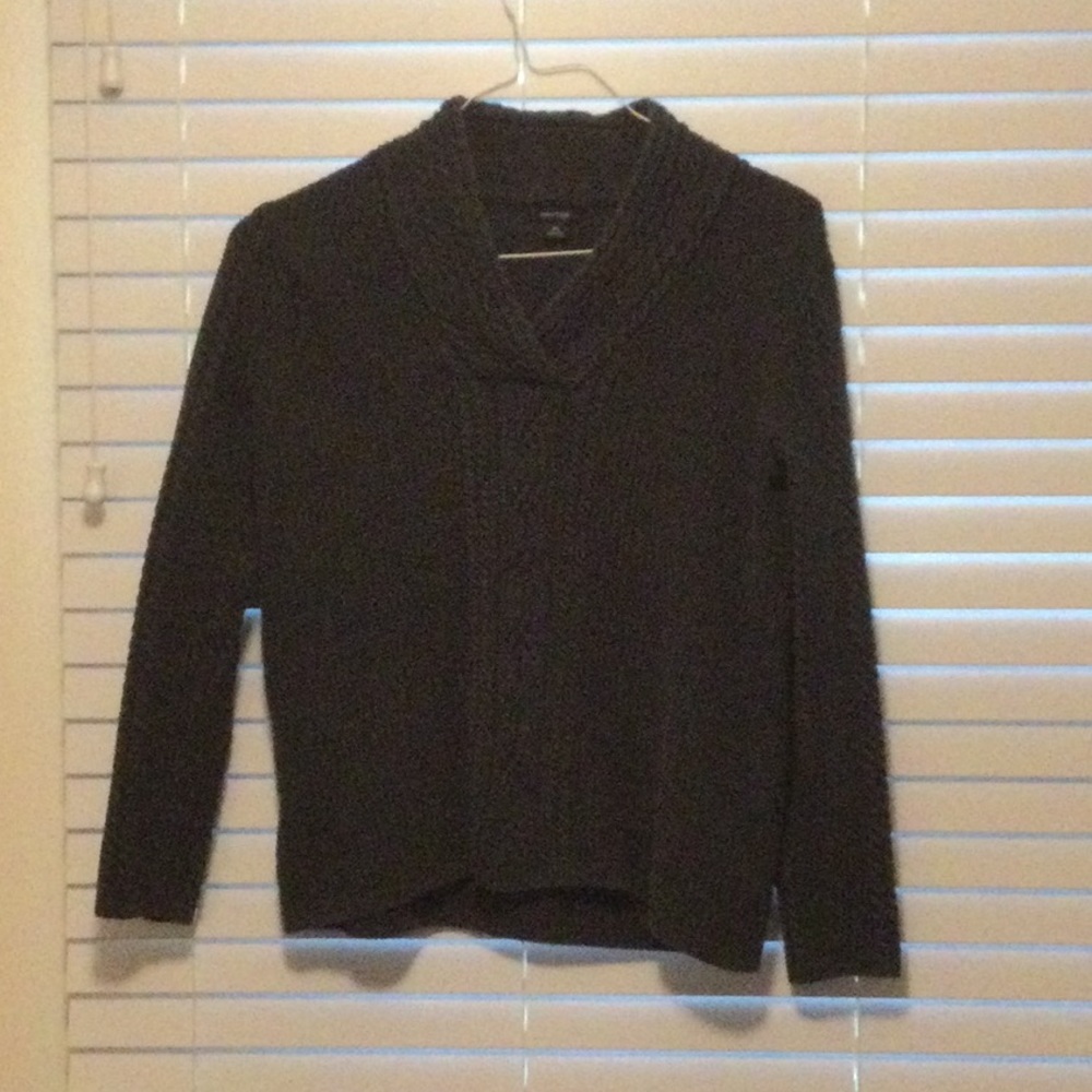 Gray cable knit v-neck sweater.